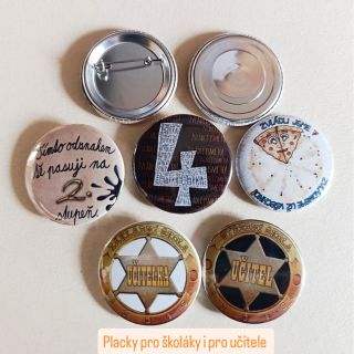 Placky pro školáky i pro učitele. Různé motivy i různé druhy - zde na špendlík a magnetky. Na eshopu máte na výběr i...